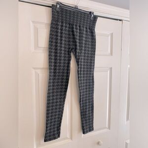 Ladies black/gray geometric patterned fleece-lined leggings, size L/XL.
